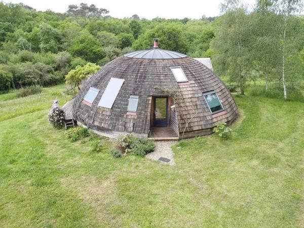 MAISON ATYPIQUE DOMESPACE SUR PARCELLE DE 4 hectares