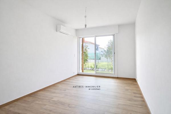 Juan les Pins (06160) JUAN LES PINS 2 PIECES REZ DE JARDIN 2 PARKINGS