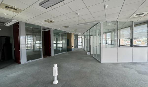 A LOUER : PLATEAU DE BUREAUX D'ENVIRON 244 M² AVEC 8 STATIONNEMENTS
