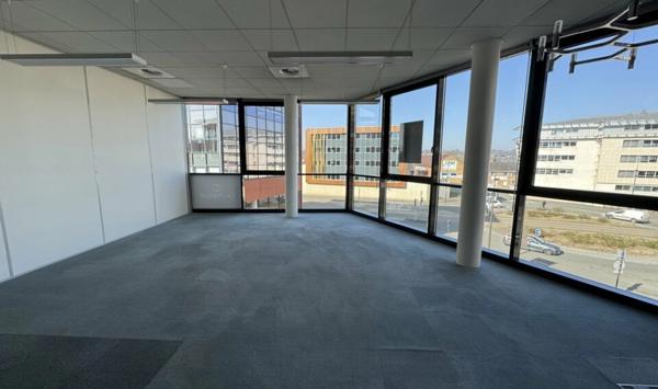 A LOUER : PLATEAU DE BUREAUX D'ENVIRON 244 M² AVEC 8 STATIONNEMENTS