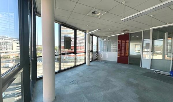 A LOUER : PLATEAU DE BUREAUX D'ENVIRON 244 M² AVEC 8 STATIONNEMENTS