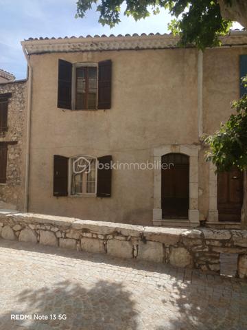 Idéalement située au cœur du très recherché village de Bauduen, à proximité immédiate du lac de Sainte-Croix, venez découvrir cette maison de village d'environ 90 m2 offrant un beau potentiel après rénovation. 

Elle ce comporte de : 4 pièces 
2 chambres
1 cuisine 
1 salon lumineux
2 salles d'eau 
1 terrasse avec vu sur le lac
Nombreux espaces de rangement

Vous profiterez également d'une agréable terrasse de 13,38 m2, parfaite pour vos moment de détente.

Cette maison pleine de charme séduira aussi bien les amateurs de rénovation que les investisseurs à la recherche d'un bien dans un secteur prisé du Verdon. 

DPE : absence de chauffage fixe. 

Une visite s'impose