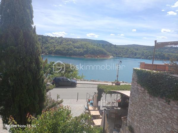 Idéalement située au cœur du très recherché village de Bauduen, à proximité immédiate du lac de Sainte-Croix, venez découvrir cette maison de village d'environ 90 m2 offrant un beau potentiel après rénovation. 

Elle ce comporte de : 4 pièces 
2 chambres
1 cuisine 
1 salon lumineux
2 salles d'eau 
1 terrasse avec vu sur le lac
Nombreux espaces de rangement

Vous profiterez également d'une agréable terrasse de 13,38 m2, parfaite pour vos moment de détente.

Cette maison pleine de charme séduira aussi bien les amateurs de rénovation que les investisseurs à la recherche d'un bien dans un secteur prisé du Verdon. 

DPE : absence de chauffage fixe. 

Une visite s'impose