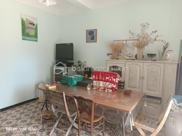Idéalement située au cœur du très recherché village de Bauduen, à proximité immédiate du lac de Sainte-Croix, venez découvrir cette maison de village d'environ 90 m2 offrant un beau potentiel après rénovation. 

Elle ce comporte de : 4 pièces 
2 chambres
1 cuisine 
1 salon lumineux
2 salles d'eau 
1 terrasse avec vu sur le lac
Nombreux espaces de rangement

Vous profiterez également d'une agréable terrasse de 13,38 m2, parfaite pour vos moment de détente.

Cette maison pleine de charme séduira aussi bien les amateurs de rénovation que les investisseurs à la recherche d'un bien dans un secteur prisé du Verdon. 

DPE : absence de chauffage fixe. 

Une visite s'impose