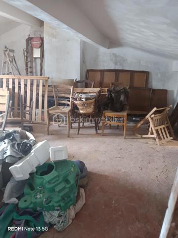 Idéalement située au cœur du très recherché village de Bauduen, à proximité immédiate du lac de Sainte-Croix, venez découvrir cette maison de village d'environ 90 m2 offrant un beau potentiel après rénovation. 

Elle ce comporte de : 4 pièces 
2 chambres
1 cuisine 
1 salon lumineux
2 salles d'eau 
1 terrasse avec vu sur le lac
Nombreux espaces de rangement

Vous profiterez également d'une agréable terrasse de 13,38 m2, parfaite pour vos moment de détente.

Cette maison pleine de charme séduira aussi bien les amateurs de rénovation que les investisseurs à la recherche d'un bien dans un secteur prisé du Verdon. 

DPE : absence de chauffage fixe. 

Une visite s'impose