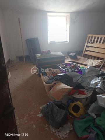 Idéalement située au cœur du très recherché village de Bauduen, à proximité immédiate du lac de Sainte-Croix, venez découvrir cette maison de village d'environ 90 m2 offrant un beau potentiel après rénovation. 

Elle ce comporte de : 4 pièces 
2 chambres
1 cuisine 
1 salon lumineux
2 salles d'eau 
1 terrasse avec vu sur le lac
Nombreux espaces de rangement

Vous profiterez également d'une agréable terrasse de 13,38 m2, parfaite pour vos moment de détente.

Cette maison pleine de charme séduira aussi bien les amateurs de rénovation que les investisseurs à la recherche d'un bien dans un secteur prisé du Verdon. 

DPE : absence de chauffage fixe. 

Une visite s'impose