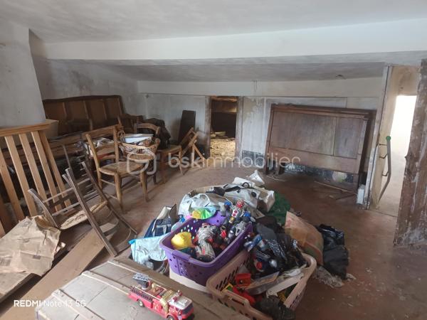 Idéalement située au cœur du très recherché village de Bauduen, à proximité immédiate du lac de Sainte-Croix, venez découvrir cette maison de village d'environ 90 m2 offrant un beau potentiel après rénovation. 

Elle ce comporte de : 4 pièces 
2 chambres
1 cuisine 
1 salon lumineux
2 salles d'eau 
1 terrasse avec vu sur le lac
Nombreux espaces de rangement

Vous profiterez également d'une agréable terrasse de 13,38 m2, parfaite pour vos moment de détente.

Cette maison pleine de charme séduira aussi bien les amateurs de rénovation que les investisseurs à la recherche d'un bien dans un secteur prisé du Verdon. 

DPE : absence de chauffage fixe. 

Une visite s'impose