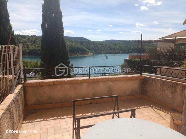 Idéalement située au cœur du très recherché village de Bauduen, à proximité immédiate du lac de Sainte-Croix, venez découvrir cette maison de village d'environ 90 m2 offrant un beau potentiel après rénovation. 

Elle ce comporte de : 4 pièces 
2 chambres
1 cuisine 
1 salon lumineux
2 salles d'eau 
1 terrasse avec vu sur le lac
Nombreux espaces de rangement

Vous profiterez également d'une agréable terrasse de 13,38 m2, parfaite pour vos moment de détente.

Cette maison pleine de charme séduira aussi bien les amateurs de rénovation que les investisseurs à la recherche d'un bien dans un secteur prisé du Verdon. 

DPE : absence de chauffage fixe. 

Une visite s'impose