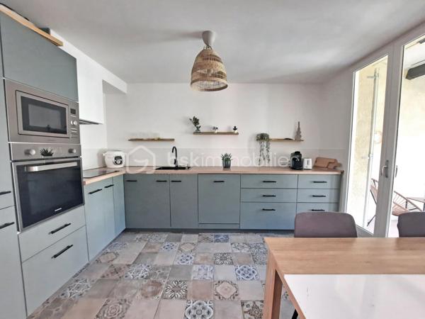 À vendre, villa COUP DE CŒUR à FAYENCE !

Située au calme et à 2 pas de toutes les commodités (boulangerie, supermarché, tabac, station essence, médecins, restaurants, écoles, crèche, grand parc, piscine, tennis…).
Venez poser vos valises dans cette charmante maison entièrement rénovée avec goût !

Au rez-de-chaussée vous profiterez d’ :
-	Une buanderie bien agencée avec fenêtre,
-	Un agréable séjour de 27m² climatisé, possédant une cuisine ouverte totalement équipée avec de nombreux rangements, 
-	Une véranda,
-	Un accès à une belle terrasse côté OUEST donnant sur un jardin de plus de 80 m² avec accès direct à la voirie du lotissement,
-	WC indépendant suspendu,
-	Un garage communiquant côté EST avec rideau motorisé

À l’étage cette habitation propose :
-	3 chambres avec climatisation (télécommande + connectée via téléphone)
-	1 salle d’eau avec bac douche extra-plat, fenêtre avec volet roulant électrique et wc suspendu.

Les + de la construction :
-	Toiture refaite + isolation en laine de roche projetée
-	Gouttières neuves,
-	Isolation phonique et thermique,
-	Plomberie et électricité refaites
-	Raccordement au tout à l’égout

Petite copropriété conviviale avec une quote-part annuelle de charges à seulement 80 €.
AUCUN TRAVAUX À PRÉVOIR, à visiter sans plus attendre !