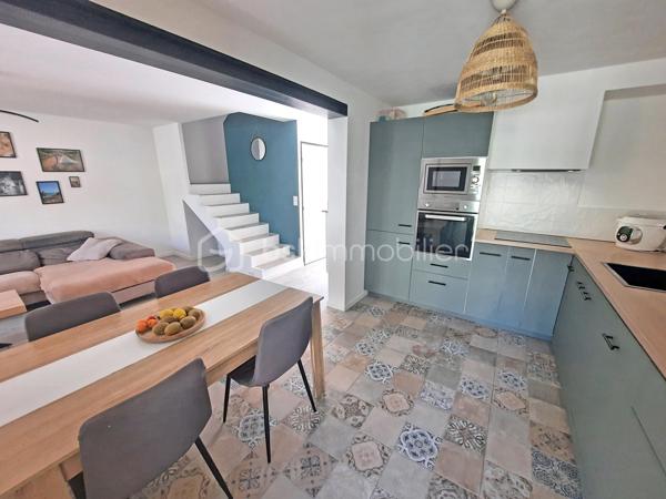 À vendre, villa COUP DE CŒUR à FAYENCE !

Située au calme et à 2 pas de toutes les commodités (boulangerie, supermarché, tabac, station essence, médecins, restaurants, écoles, crèche, grand parc, piscine, tennis…).
Venez poser vos valises dans cette charmante maison entièrement rénovée avec goût !

Au rez-de-chaussée vous profiterez d’ :
-	Une buanderie bien agencée avec fenêtre,
-	Un agréable séjour de 27m² climatisé, possédant une cuisine ouverte totalement équipée avec de nombreux rangements, 
-	Une véranda,
-	Un accès à une belle terrasse côté OUEST donnant sur un jardin de plus de 80 m² avec accès direct à la voirie du lotissement,
-	WC indépendant suspendu,
-	Un garage communiquant côté EST avec rideau motorisé

À l’étage cette habitation propose :
-	3 chambres avec climatisation (télécommande + connectée via téléphone)
-	1 salle d’eau avec bac douche extra-plat, fenêtre avec volet roulant électrique et wc suspendu.

Les + de la construction :
-	Toiture refaite + isolation en laine de roche projetée
-	Gouttières neuves,
-	Isolation phonique et thermique,
-	Plomberie et électricité refaites
-	Raccordement au tout à l’égout

Petite copropriété conviviale avec une quote-part annuelle de charges à seulement 80 €.
AUCUN TRAVAUX À PRÉVOIR, à visiter sans plus attendre !