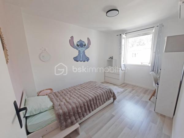 À vendre, villa COUP DE CŒUR à FAYENCE !

Située au calme et à 2 pas de toutes les commodités (boulangerie, supermarché, tabac, station essence, médecins, restaurants, écoles, crèche, grand parc, piscine, tennis…).
Venez poser vos valises dans cette charmante maison entièrement rénovée avec goût !

Au rez-de-chaussée vous profiterez d’ :
-	Une buanderie bien agencée avec fenêtre,
-	Un agréable séjour de 27m² climatisé, possédant une cuisine ouverte totalement équipée avec de nombreux rangements, 
-	Une véranda,
-	Un accès à une belle terrasse côté OUEST donnant sur un jardin de plus de 80 m² avec accès direct à la voirie du lotissement,
-	WC indépendant suspendu,
-	Un garage communiquant côté EST avec rideau motorisé

À l’étage cette habitation propose :
-	3 chambres avec climatisation (télécommande + connectée via téléphone)
-	1 salle d’eau avec bac douche extra-plat, fenêtre avec volet roulant électrique et wc suspendu.

Les + de la construction :
-	Toiture refaite + isolation en laine de roche projetée
-	Gouttières neuves,
-	Isolation phonique et thermique,
-	Plomberie et électricité refaites
-	Raccordement au tout à l’égout

Petite copropriété conviviale avec une quote-part annuelle de charges à seulement 80 €.
AUCUN TRAVAUX À PRÉVOIR, à visiter sans plus attendre !