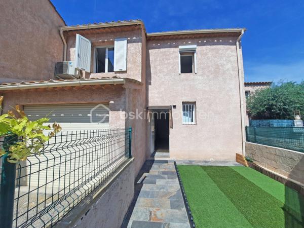 À vendre, villa COUP DE CŒUR à FAYENCE !

Située au calme et à 2 pas de toutes les commodités (boulangerie, supermarché, tabac, station essence, médecins, restaurants, écoles, crèche, grand parc, piscine, tennis…).
Venez poser vos valises dans cette charmante maison entièrement rénovée avec goût !

Au rez-de-chaussée vous profiterez d’ :
-	Une buanderie bien agencée avec fenêtre,
-	Un agréable séjour de 27m² climatisé, possédant une cuisine ouverte totalement équipée avec de nombreux rangements, 
-	Une véranda,
-	Un accès à une belle terrasse côté OUEST donnant sur un jardin de plus de 80 m² avec accès direct à la voirie du lotissement,
-	WC indépendant suspendu,
-	Un garage communiquant côté EST avec rideau motorisé

À l’étage cette habitation propose :
-	3 chambres avec climatisation (télécommande + connectée via téléphone)
-	1 salle d’eau avec bac douche extra-plat, fenêtre avec volet roulant électrique et wc suspendu.

Les + de la construction :
-	Toiture refaite + isolation en laine de roche projetée
-	Gouttières neuves,
-	Isolation phonique et thermique,
-	Plomberie et électricité refaites
-	Raccordement au tout à l’égout

Petite copropriété conviviale avec une quote-part annuelle de charges à seulement 80 €.
AUCUN TRAVAUX À PRÉVOIR, à visiter sans plus attendre !
