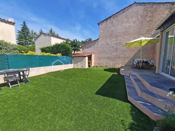 À vendre, villa COUP DE CŒUR à FAYENCE !

Située au calme et à 2 pas de toutes les commodités (boulangerie, supermarché, tabac, station essence, médecins, restaurants, écoles, crèche, grand parc, piscine, tennis…).
Venez poser vos valises dans cette charmante maison entièrement rénovée avec goût !

Au rez-de-chaussée vous profiterez d’ :
-	Une buanderie bien agencée avec fenêtre,
-	Un agréable séjour de 27m² climatisé, possédant une cuisine ouverte totalement équipée avec de nombreux rangements, 
-	Une véranda,
-	Un accès à une belle terrasse côté OUEST donnant sur un jardin de plus de 80 m² avec accès direct à la voirie du lotissement,
-	WC indépendant suspendu,
-	Un garage communiquant côté EST avec rideau motorisé

À l’étage cette habitation propose :
-	3 chambres avec climatisation (télécommande + connectée via téléphone)
-	1 salle d’eau avec bac douche extra-plat, fenêtre avec volet roulant électrique et wc suspendu.

Les + de la construction :
-	Toiture refaite + isolation en laine de roche projetée
-	Gouttières neuves,
-	Isolation phonique et thermique,
-	Plomberie et électricité refaites
-	Raccordement au tout à l’égout

Petite copropriété conviviale avec une quote-part annuelle de charges à seulement 80 €.
AUCUN TRAVAUX À PRÉVOIR, à visiter sans plus attendre !