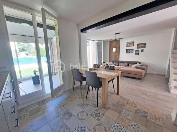 À vendre, villa COUP DE CŒUR à FAYENCE !

Située au calme et à 2 pas de toutes les commodités (boulangerie, supermarché, tabac, station essence, médecins, restaurants, écoles, crèche, grand parc, piscine, tennis…).
Venez poser vos valises dans cette charmante maison entièrement rénovée avec goût !

Au rez-de-chaussée vous profiterez d’ :
-	Une buanderie bien agencée avec fenêtre,
-	Un agréable séjour de 27m² climatisé, possédant une cuisine ouverte totalement équipée avec de nombreux rangements, 
-	Une véranda,
-	Un accès à une belle terrasse côté OUEST donnant sur un jardin de plus de 80 m² avec accès direct à la voirie du lotissement,
-	WC indépendant suspendu,
-	Un garage communiquant côté EST avec rideau motorisé

À l’étage cette habitation propose :
-	3 chambres avec climatisation (télécommande + connectée via téléphone)
-	1 salle d’eau avec bac douche extra-plat, fenêtre avec volet roulant électrique et wc suspendu.

Les + de la construction :
-	Toiture refaite + isolation en laine de roche projetée
-	Gouttières neuves,
-	Isolation phonique et thermique,
-	Plomberie et électricité refaites
-	Raccordement au tout à l’égout

Petite copropriété conviviale avec une quote-part annuelle de charges à seulement 80 €.
AUCUN TRAVAUX À PRÉVOIR, à visiter sans plus attendre !