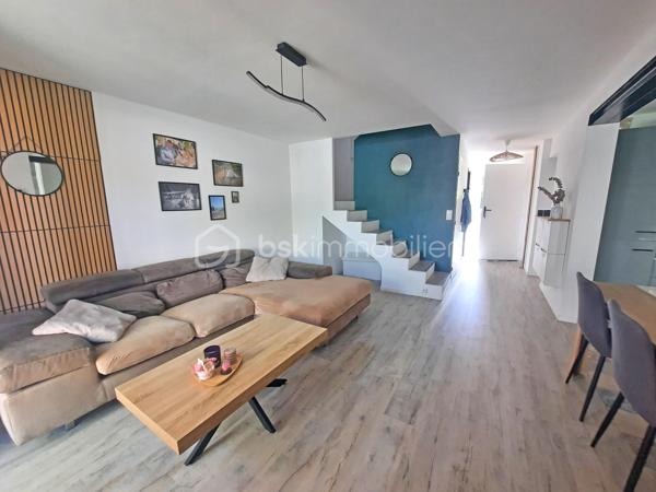 À vendre, villa COUP DE CŒUR à FAYENCE !

Située au calme et à 2 pas de toutes les commodités (boulangerie, supermarché, tabac, station essence, médecins, restaurants, écoles, crèche, grand parc, piscine, tennis…).
Venez poser vos valises dans cette charmante maison entièrement rénovée avec goût !

Au rez-de-chaussée vous profiterez d’ :
-	Une buanderie bien agencée avec fenêtre,
-	Un agréable séjour de 27m² climatisé, possédant une cuisine ouverte totalement équipée avec de nombreux rangements, 
-	Une véranda,
-	Un accès à une belle terrasse côté OUEST donnant sur un jardin de plus de 80 m² avec accès direct à la voirie du lotissement,
-	WC indépendant suspendu,
-	Un garage communiquant côté EST avec rideau motorisé

À l’étage cette habitation propose :
-	3 chambres avec climatisation (télécommande + connectée via téléphone)
-	1 salle d’eau avec bac douche extra-plat, fenêtre avec volet roulant électrique et wc suspendu.

Les + de la construction :
-	Toiture refaite + isolation en laine de roche projetée
-	Gouttières neuves,
-	Isolation phonique et thermique,
-	Plomberie et électricité refaites
-	Raccordement au tout à l’égout

Petite copropriété conviviale avec une quote-part annuelle de charges à seulement 80 €.
AUCUN TRAVAUX À PRÉVOIR, à visiter sans plus attendre !