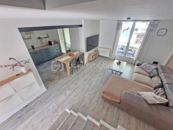 À vendre, villa COUP DE CŒUR à FAYENCE !

Située au calme et à 2 pas de toutes les commodités (boulangerie, supermarché, tabac, station essence, médecins, restaurants, écoles, crèche, grand parc, piscine, tennis…).
Venez poser vos valises dans cette charmante maison entièrement rénovée avec goût !

Au rez-de-chaussée vous profiterez d’ :
-	Une buanderie bien agencée avec fenêtre,
-	Un agréable séjour de 27m² climatisé, possédant une cuisine ouverte totalement équipée avec de nombreux rangements, 
-	Une véranda,
-	Un accès à une belle terrasse côté OUEST donnant sur un jardin de plus de 80 m² avec accès direct à la voirie du lotissement,
-	WC indépendant suspendu,
-	Un garage communiquant côté EST avec rideau motorisé

À l’étage cette habitation propose :
-	3 chambres avec climatisation (télécommande + connectée via téléphone)
-	1 salle d’eau avec bac douche extra-plat, fenêtre avec volet roulant électrique et wc suspendu.

Les + de la construction :
-	Toiture refaite + isolation en laine de roche projetée
-	Gouttières neuves,
-	Isolation phonique et thermique,
-	Plomberie et électricité refaites
-	Raccordement au tout à l’égout

Petite copropriété conviviale avec une quote-part annuelle de charges à seulement 80 €.
AUCUN TRAVAUX À PRÉVOIR, à visiter sans plus attendre !