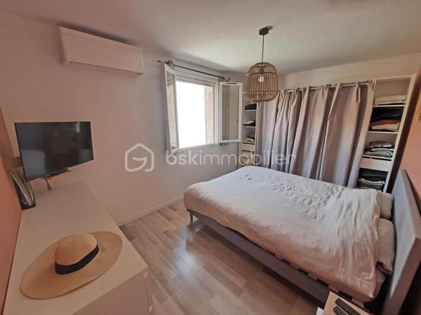 À vendre, villa COUP DE CŒUR à FAYENCE !

Située au calme et à 2 pas de toutes les commodités (boulangerie, supermarché, tabac, station essence, médecins, restaurants, écoles, crèche, grand parc, piscine, tennis…).
Venez poser vos valises dans cette charmante maison entièrement rénovée avec goût !

Au rez-de-chaussée vous profiterez d’ :
-	Une buanderie bien agencée avec fenêtre,
-	Un agréable séjour de 27m² climatisé, possédant une cuisine ouverte totalement équipée avec de nombreux rangements, 
-	Une véranda,
-	Un accès à une belle terrasse côté OUEST donnant sur un jardin de plus de 80 m² avec accès direct à la voirie du lotissement,
-	WC indépendant suspendu,
-	Un garage communiquant côté EST avec rideau motorisé

À l’étage cette habitation propose :
-	3 chambres avec climatisation (télécommande + connectée via téléphone)
-	1 salle d’eau avec bac douche extra-plat, fenêtre avec volet roulant électrique et wc suspendu.

Les + de la construction :
-	Toiture refaite + isolation en laine de roche projetée
-	Gouttières neuves,
-	Isolation phonique et thermique,
-	Plomberie et électricité refaites
-	Raccordement au tout à l’égout

Petite copropriété conviviale avec une quote-part annuelle de charges à seulement 80 €.
AUCUN TRAVAUX À PRÉVOIR, à visiter sans plus attendre !