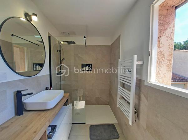 À vendre, villa COUP DE CŒUR à FAYENCE !

Située au calme et à 2 pas de toutes les commodités (boulangerie, supermarché, tabac, station essence, médecins, restaurants, écoles, crèche, grand parc, piscine, tennis…).
Venez poser vos valises dans cette charmante maison entièrement rénovée avec goût !

Au rez-de-chaussée vous profiterez d’ :
-	Une buanderie bien agencée avec fenêtre,
-	Un agréable séjour de 27m² climatisé, possédant une cuisine ouverte totalement équipée avec de nombreux rangements, 
-	Une véranda,
-	Un accès à une belle terrasse côté OUEST donnant sur un jardin de plus de 80 m² avec accès direct à la voirie du lotissement,
-	WC indépendant suspendu,
-	Un garage communiquant côté EST avec rideau motorisé

À l’étage cette habitation propose :
-	3 chambres avec climatisation (télécommande + connectée via téléphone)
-	1 salle d’eau avec bac douche extra-plat, fenêtre avec volet roulant électrique et wc suspendu.

Les + de la construction :
-	Toiture refaite + isolation en laine de roche projetée
-	Gouttières neuves,
-	Isolation phonique et thermique,
-	Plomberie et électricité refaites
-	Raccordement au tout à l’égout

Petite copropriété conviviale avec une quote-part annuelle de charges à seulement 80 €.
AUCUN TRAVAUX À PRÉVOIR, à visiter sans plus attendre !