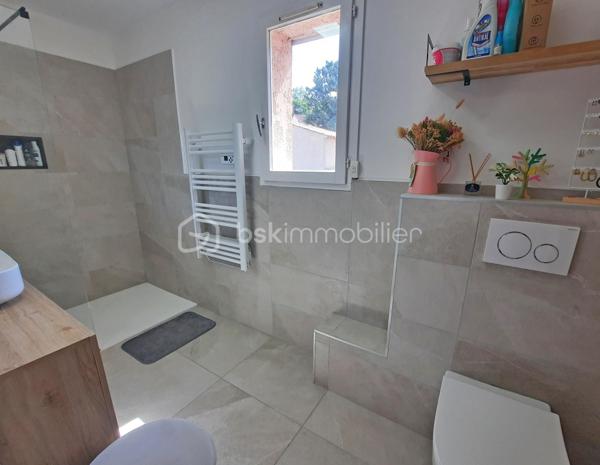 À vendre, villa COUP DE CŒUR à FAYENCE !

Située au calme et à 2 pas de toutes les commodités (boulangerie, supermarché, tabac, station essence, médecins, restaurants, écoles, crèche, grand parc, piscine, tennis…).
Venez poser vos valises dans cette charmante maison entièrement rénovée avec goût !

Au rez-de-chaussée vous profiterez d’ :
-	Une buanderie bien agencée avec fenêtre,
-	Un agréable séjour de 27m² climatisé, possédant une cuisine ouverte totalement équipée avec de nombreux rangements, 
-	Une véranda,
-	Un accès à une belle terrasse côté OUEST donnant sur un jardin de plus de 80 m² avec accès direct à la voirie du lotissement,
-	WC indépendant suspendu,
-	Un garage communiquant côté EST avec rideau motorisé

À l’étage cette habitation propose :
-	3 chambres avec climatisation (télécommande + connectée via téléphone)
-	1 salle d’eau avec bac douche extra-plat, fenêtre avec volet roulant électrique et wc suspendu.

Les + de la construction :
-	Toiture refaite + isolation en laine de roche projetée
-	Gouttières neuves,
-	Isolation phonique et thermique,
-	Plomberie et électricité refaites
-	Raccordement au tout à l’égout

Petite copropriété conviviale avec une quote-part annuelle de charges à seulement 80 €.
AUCUN TRAVAUX À PRÉVOIR, à visiter sans plus attendre !