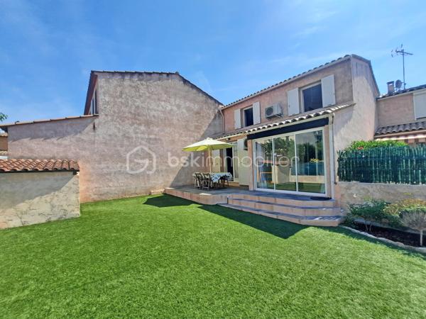 À vendre, villa COUP DE CŒUR à FAYENCE !

Située au calme et à 2 pas de toutes les commodités (boulangerie, supermarché, tabac, station essence, médecins, restaurants, écoles, crèche, grand parc, piscine, tennis…).
Venez poser vos valises dans cette charmante maison entièrement rénovée avec goût !

Au rez-de-chaussée vous profiterez d’ :
-	Une buanderie bien agencée avec fenêtre,
-	Un agréable séjour de 27m² climatisé, possédant une cuisine ouverte totalement équipée avec de nombreux rangements, 
-	Une véranda,
-	Un accès à une belle terrasse côté OUEST donnant sur un jardin de plus de 80 m² avec accès direct à la voirie du lotissement,
-	WC indépendant suspendu,
-	Un garage communiquant côté EST avec rideau motorisé

À l’étage cette habitation propose :
-	3 chambres avec climatisation (télécommande + connectée via téléphone)
-	1 salle d’eau avec bac douche extra-plat, fenêtre avec volet roulant électrique et wc suspendu.

Les + de la construction :
-	Toiture refaite + isolation en laine de roche projetée
-	Gouttières neuves,
-	Isolation phonique et thermique,
-	Plomberie et électricité refaites
-	Raccordement au tout à l’égout

Petite copropriété conviviale avec une quote-part annuelle de charges à seulement 80 €.
AUCUN TRAVAUX À PRÉVOIR, à visiter sans plus attendre !