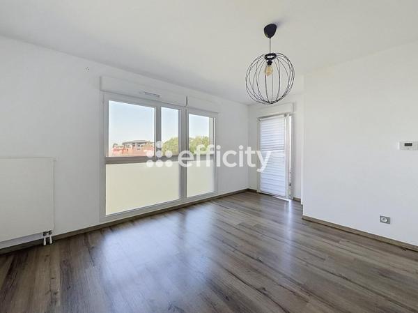 Appartement
         2 pièces
        - 44 m² 193 500 € *