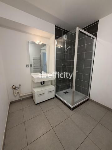Appartement
         2 pièces
        - 44 m² 193 500 € *