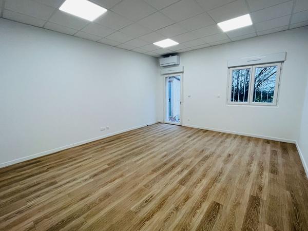 Venelles - Bureau neuf de 28m² en rdc avec extérieur dans ensemble avec cuisine commune