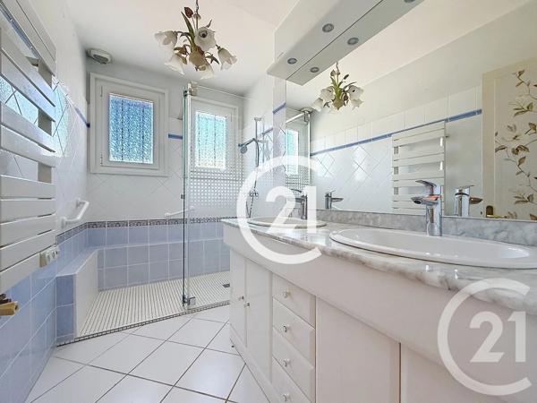 Maison à vendre  5 pièces - 153 m 2   CHATEAUBERNARD  - 16