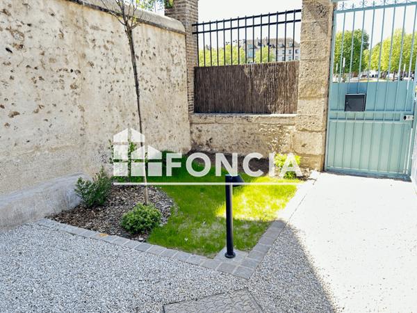 Location Studio 36.67 m² - 12 PLACE CHÂTELET Chartres 28000