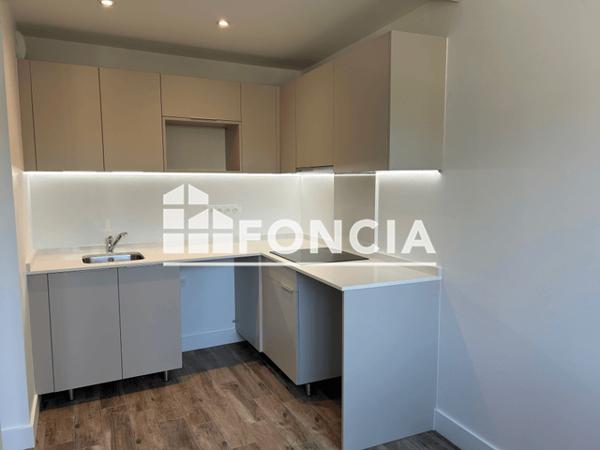 Location Studio 36.67 m² - 12 PLACE CHÂTELET Chartres 28000