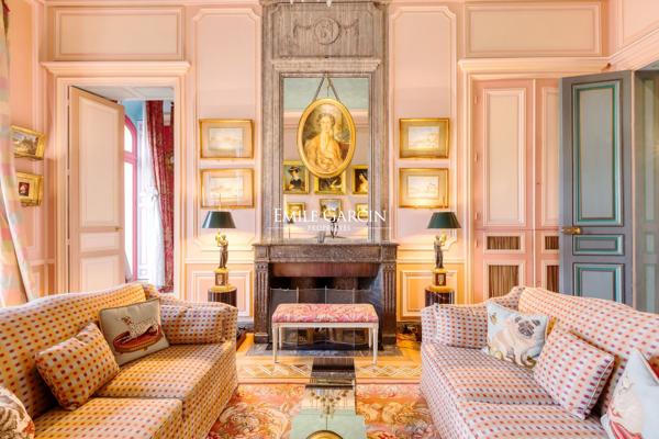 Location meublée - APPARTEMENT  260m²- 4 chambres- Avenue Montaigne -Terrasse