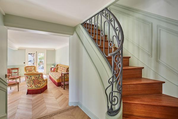 Location meublée - APPARTEMENT  260m²- 4 chambres- Avenue Montaigne -Terrasse