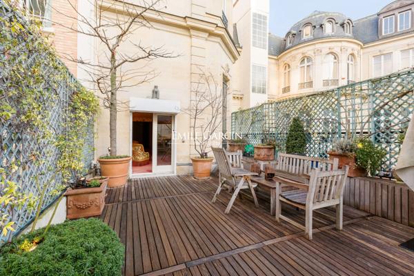 Location meublée - APPARTEMENT  260m²- 4 chambres- Avenue Montaigne -Terrasse