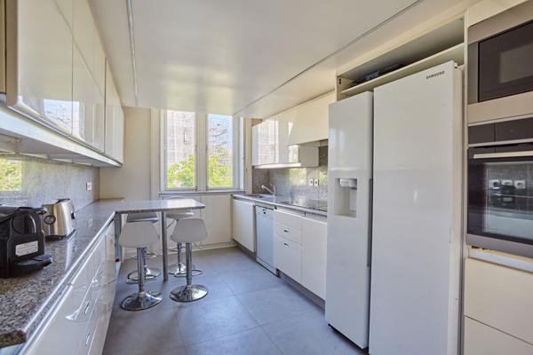 Location meublée - APPARTEMENT  260m²- 4 chambres- Avenue Montaigne -Terrasse