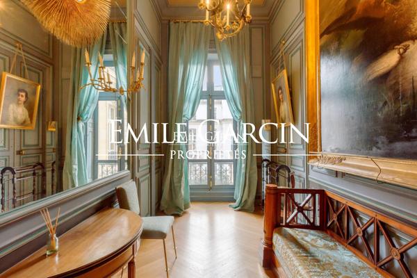 Location meublée - APPARTEMENT  260m²- 4 chambres- Avenue Montaigne -Terrasse