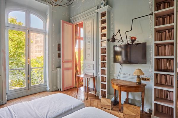 Location meublée - APPARTEMENT  260m²- 4 chambres- Avenue Montaigne -Terrasse