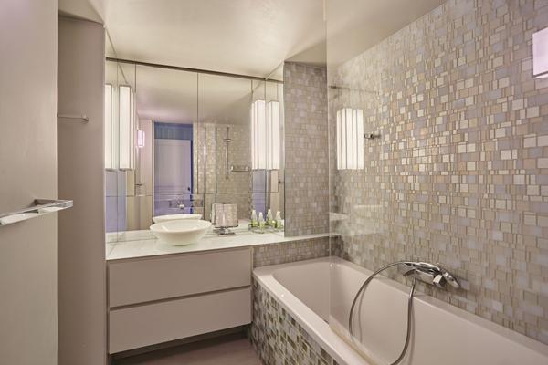 Location meublée - APPARTEMENT  260m²- 4 chambres- Avenue Montaigne -Terrasse