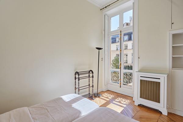 Location meublée - APPARTEMENT  260m²- 4 chambres- Avenue Montaigne -Terrasse