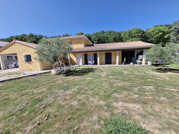 Venez découvrir cette charmante maison traditionnelle de 145m2 sur son terrain clos de 2224m2 dans un environnement calme au coeur de Mouleydier.
Au rez-de-chaussée, vous disposerez d'une belle entrée avec placard desservant sur votre droite à un beau et lumineux espace de vie composé d'un salon, avec sa climatisation, de 38m2 communiquant avec une cuisine aménagée et équipée, sur votre gauche, une suite parentale avec salle d'eau et un dressing, une seconde chambre avec placard, un cellier et un WC séparé.
A l'étage vous disposerez d'un couloir, avec climatisation, desservant deux chambres avec placards, d'un bureau, d'une salle d'eau et d'un WC séparé.
Pour la partie extérieure, vous bénéficierez d'une terrasse couverte ainsi qu'une cuisine d'été d'environ 40m2 avec un four à pain pour vous permettre de profiter de moments conviviaux entre amis ou en famille.
Le jardin est entièrement clos vous y trouverez également un garage donnant accès au cellier et également un car-port.
Le bien se situe à Mouleydier, à 5min de ses commerces et à 15min de Bergerac.
Le système de chauffage est électrique.
L'assainissement se fait par le tout à l'égout.
Ce qu'on aime : le double vitrage, la maison est récente, le jardin clos, l'environnement calme, le garage et le car-port, proche des commodités, les volumes....
Disponible pour votre projet immobilier, je m'adapte à votre agenda pour visiter...