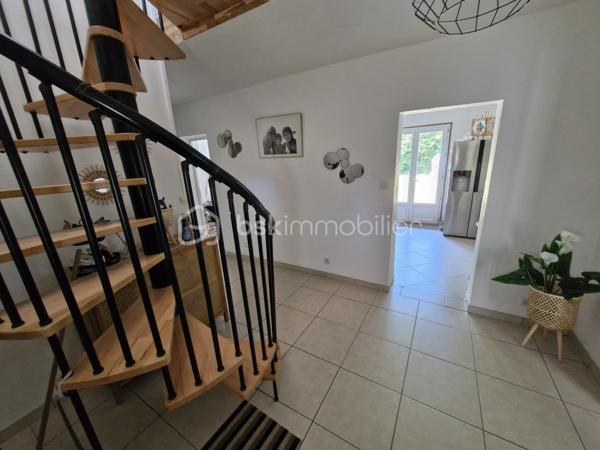 Venez découvrir cette charmante maison traditionnelle de 145m2 sur son terrain clos de 2224m2 dans un environnement calme au coeur de Mouleydier.
Au rez-de-chaussée, vous disposerez d'une belle entrée avec placard desservant sur votre droite à un beau et lumineux espace de vie composé d'un salon, avec sa climatisation, de 38m2 communiquant avec une cuisine aménagée et équipée, sur votre gauche, une suite parentale avec salle d'eau et un dressing, une seconde chambre avec placard, un cellier et un WC séparé.
A l'étage vous disposerez d'un couloir, avec climatisation, desservant deux chambres avec placards, d'un bureau, d'une salle d'eau et d'un WC séparé.
Pour la partie extérieure, vous bénéficierez d'une terrasse couverte ainsi qu'une cuisine d'été d'environ 40m2 avec un four à pain pour vous permettre de profiter de moments conviviaux entre amis ou en famille.
Le jardin est entièrement clos vous y trouverez également un garage donnant accès au cellier et également un car-port.
Le bien se situe à Mouleydier, à 5min de ses commerces et à 15min de Bergerac.
Le système de chauffage est électrique.
L'assainissement se fait par le tout à l'égout.
Ce qu'on aime : le double vitrage, la maison est récente, le jardin clos, l'environnement calme, le garage et le car-port, proche des commodités, les volumes....
Disponible pour votre projet immobilier, je m'adapte à votre agenda pour visiter...