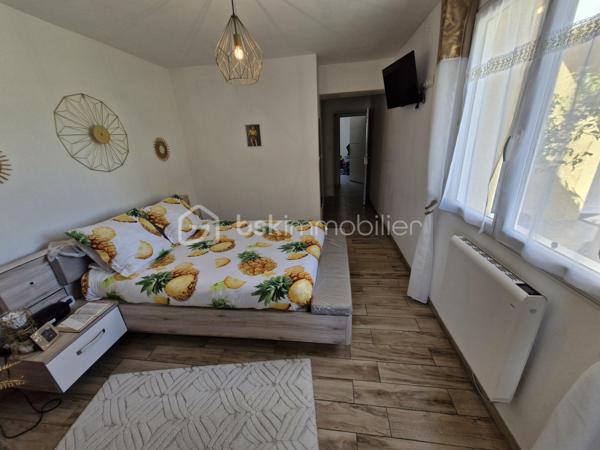 Venez découvrir cette charmante maison traditionnelle de 145m2 sur son terrain clos de 2224m2 dans un environnement calme au coeur de Mouleydier.
Au rez-de-chaussée, vous disposerez d'une belle entrée avec placard desservant sur votre droite à un beau et lumineux espace de vie composé d'un salon, avec sa climatisation, de 38m2 communiquant avec une cuisine aménagée et équipée, sur votre gauche, une suite parentale avec salle d'eau et un dressing, une seconde chambre avec placard, un cellier et un WC séparé.
A l'étage vous disposerez d'un couloir, avec climatisation, desservant deux chambres avec placards, d'un bureau, d'une salle d'eau et d'un WC séparé.
Pour la partie extérieure, vous bénéficierez d'une terrasse couverte ainsi qu'une cuisine d'été d'environ 40m2 avec un four à pain pour vous permettre de profiter de moments conviviaux entre amis ou en famille.
Le jardin est entièrement clos vous y trouverez également un garage donnant accès au cellier et également un car-port.
Le bien se situe à Mouleydier, à 5min de ses commerces et à 15min de Bergerac.
Le système de chauffage est électrique.
L'assainissement se fait par le tout à l'égout.
Ce qu'on aime : le double vitrage, la maison est récente, le jardin clos, l'environnement calme, le garage et le car-port, proche des commodités, les volumes....
Disponible pour votre projet immobilier, je m'adapte à votre agenda pour visiter...
