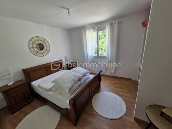 Venez découvrir cette charmante maison traditionnelle de 145m2 sur son terrain clos de 2224m2 dans un environnement calme au coeur de Mouleydier.
Au rez-de-chaussée, vous disposerez d'une belle entrée avec placard desservant sur votre droite à un beau et lumineux espace de vie composé d'un salon, avec sa climatisation, de 38m2 communiquant avec une cuisine aménagée et équipée, sur votre gauche, une suite parentale avec salle d'eau et un dressing, une seconde chambre avec placard, un cellier et un WC séparé.
A l'étage vous disposerez d'un couloir, avec climatisation, desservant deux chambres avec placards, d'un bureau, d'une salle d'eau et d'un WC séparé.
Pour la partie extérieure, vous bénéficierez d'une terrasse couverte ainsi qu'une cuisine d'été d'environ 40m2 avec un four à pain pour vous permettre de profiter de moments conviviaux entre amis ou en famille.
Le jardin est entièrement clos vous y trouverez également un garage donnant accès au cellier et également un car-port.
Le bien se situe à Mouleydier, à 5min de ses commerces et à 15min de Bergerac.
Le système de chauffage est électrique.
L'assainissement se fait par le tout à l'égout.
Ce qu'on aime : le double vitrage, la maison est récente, le jardin clos, l'environnement calme, le garage et le car-port, proche des commodités, les volumes....
Disponible pour votre projet immobilier, je m'adapte à votre agenda pour visiter...