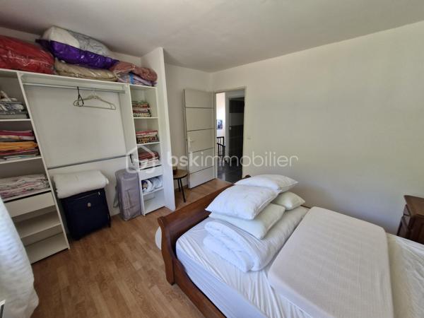 Venez découvrir cette charmante maison traditionnelle de 145m2 sur son terrain clos de 2224m2 dans un environnement calme au coeur de Mouleydier.
Au rez-de-chaussée, vous disposerez d'une belle entrée avec placard desservant sur votre droite à un beau et lumineux espace de vie composé d'un salon, avec sa climatisation, de 38m2 communiquant avec une cuisine aménagée et équipée, sur votre gauche, une suite parentale avec salle d'eau et un dressing, une seconde chambre avec placard, un cellier et un WC séparé.
A l'étage vous disposerez d'un couloir, avec climatisation, desservant deux chambres avec placards, d'un bureau, d'une salle d'eau et d'un WC séparé.
Pour la partie extérieure, vous bénéficierez d'une terrasse couverte ainsi qu'une cuisine d'été d'environ 40m2 avec un four à pain pour vous permettre de profiter de moments conviviaux entre amis ou en famille.
Le jardin est entièrement clos vous y trouverez également un garage donnant accès au cellier et également un car-port.
Le bien se situe à Mouleydier, à 5min de ses commerces et à 15min de Bergerac.
Le système de chauffage est électrique.
L'assainissement se fait par le tout à l'égout.
Ce qu'on aime : le double vitrage, la maison est récente, le jardin clos, l'environnement calme, le garage et le car-port, proche des commodités, les volumes....
Disponible pour votre projet immobilier, je m'adapte à votre agenda pour visiter...