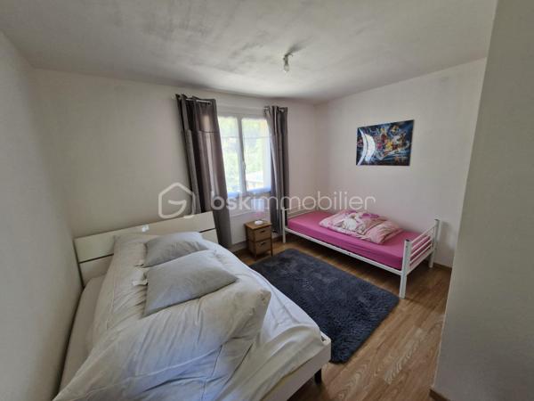 Venez découvrir cette charmante maison traditionnelle de 145m2 sur son terrain clos de 2224m2 dans un environnement calme au coeur de Mouleydier.
Au rez-de-chaussée, vous disposerez d'une belle entrée avec placard desservant sur votre droite à un beau et lumineux espace de vie composé d'un salon, avec sa climatisation, de 38m2 communiquant avec une cuisine aménagée et équipée, sur votre gauche, une suite parentale avec salle d'eau et un dressing, une seconde chambre avec placard, un cellier et un WC séparé.
A l'étage vous disposerez d'un couloir, avec climatisation, desservant deux chambres avec placards, d'un bureau, d'une salle d'eau et d'un WC séparé.
Pour la partie extérieure, vous bénéficierez d'une terrasse couverte ainsi qu'une cuisine d'été d'environ 40m2 avec un four à pain pour vous permettre de profiter de moments conviviaux entre amis ou en famille.
Le jardin est entièrement clos vous y trouverez également un garage donnant accès au cellier et également un car-port.
Le bien se situe à Mouleydier, à 5min de ses commerces et à 15min de Bergerac.
Le système de chauffage est électrique.
L'assainissement se fait par le tout à l'égout.
Ce qu'on aime : le double vitrage, la maison est récente, le jardin clos, l'environnement calme, le garage et le car-port, proche des commodités, les volumes....
Disponible pour votre projet immobilier, je m'adapte à votre agenda pour visiter...