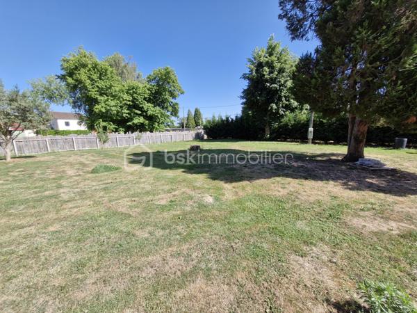Venez découvrir cette charmante maison traditionnelle de 145m2 sur son terrain clos de 2224m2 dans un environnement calme au coeur de Mouleydier.
Au rez-de-chaussée, vous disposerez d'une belle entrée avec placard desservant sur votre droite à un beau et lumineux espace de vie composé d'un salon, avec sa climatisation, de 38m2 communiquant avec une cuisine aménagée et équipée, sur votre gauche, une suite parentale avec salle d'eau et un dressing, une seconde chambre avec placard, un cellier et un WC séparé.
A l'étage vous disposerez d'un couloir, avec climatisation, desservant deux chambres avec placards, d'un bureau, d'une salle d'eau et d'un WC séparé.
Pour la partie extérieure, vous bénéficierez d'une terrasse couverte ainsi qu'une cuisine d'été d'environ 40m2 avec un four à pain pour vous permettre de profiter de moments conviviaux entre amis ou en famille.
Le jardin est entièrement clos vous y trouverez également un garage donnant accès au cellier et également un car-port.
Le bien se situe à Mouleydier, à 5min de ses commerces et à 15min de Bergerac.
Le système de chauffage est électrique.
L'assainissement se fait par le tout à l'égout.
Ce qu'on aime : le double vitrage, la maison est récente, le jardin clos, l'environnement calme, le garage et le car-port, proche des commodités, les volumes....
Disponible pour votre projet immobilier, je m'adapte à votre agenda pour visiter...