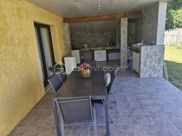 Venez découvrir cette charmante maison traditionnelle de 145m2 sur son terrain clos de 2224m2 dans un environnement calme au coeur de Mouleydier.
Au rez-de-chaussée, vous disposerez d'une belle entrée avec placard desservant sur votre droite à un beau et lumineux espace de vie composé d'un salon, avec sa climatisation, de 38m2 communiquant avec une cuisine aménagée et équipée, sur votre gauche, une suite parentale avec salle d'eau et un dressing, une seconde chambre avec placard, un cellier et un WC séparé.
A l'étage vous disposerez d'un couloir, avec climatisation, desservant deux chambres avec placards, d'un bureau, d'une salle d'eau et d'un WC séparé.
Pour la partie extérieure, vous bénéficierez d'une terrasse couverte ainsi qu'une cuisine d'été d'environ 40m2 avec un four à pain pour vous permettre de profiter de moments conviviaux entre amis ou en famille.
Le jardin est entièrement clos vous y trouverez également un garage donnant accès au cellier et également un car-port.
Le bien se situe à Mouleydier, à 5min de ses commerces et à 15min de Bergerac.
Le système de chauffage est électrique.
L'assainissement se fait par le tout à l'égout.
Ce qu'on aime : le double vitrage, la maison est récente, le jardin clos, l'environnement calme, le garage et le car-port, proche des commodités, les volumes....
Disponible pour votre projet immobilier, je m'adapte à votre agenda pour visiter...