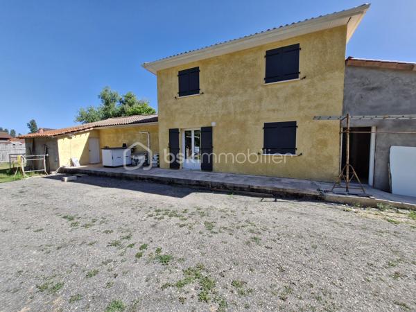 Venez découvrir cette charmante maison traditionnelle de 145m2 sur son terrain clos de 2224m2 dans un environnement calme au coeur de Mouleydier.
Au rez-de-chaussée, vous disposerez d'une belle entrée avec placard desservant sur votre droite à un beau et lumineux espace de vie composé d'un salon, avec sa climatisation, de 38m2 communiquant avec une cuisine aménagée et équipée, sur votre gauche, une suite parentale avec salle d'eau et un dressing, une seconde chambre avec placard, un cellier et un WC séparé.
A l'étage vous disposerez d'un couloir, avec climatisation, desservant deux chambres avec placards, d'un bureau, d'une salle d'eau et d'un WC séparé.
Pour la partie extérieure, vous bénéficierez d'une terrasse couverte ainsi qu'une cuisine d'été d'environ 40m2 avec un four à pain pour vous permettre de profiter de moments conviviaux entre amis ou en famille.
Le jardin est entièrement clos vous y trouverez également un garage donnant accès au cellier et également un car-port.
Le bien se situe à Mouleydier, à 5min de ses commerces et à 15min de Bergerac.
Le système de chauffage est électrique.
L'assainissement se fait par le tout à l'égout.
Ce qu'on aime : le double vitrage, la maison est récente, le jardin clos, l'environnement calme, le garage et le car-port, proche des commodités, les volumes....
Disponible pour votre projet immobilier, je m'adapte à votre agenda pour visiter...