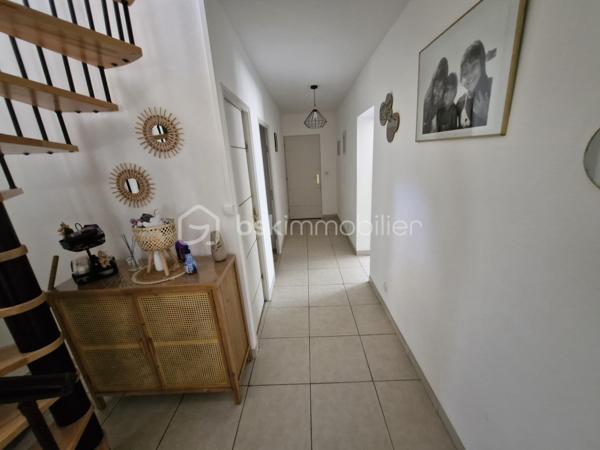Venez découvrir cette charmante maison traditionnelle de 145m2 sur son terrain clos de 2224m2 dans un environnement calme au coeur de Mouleydier.
Au rez-de-chaussée, vous disposerez d'une belle entrée avec placard desservant sur votre droite à un beau et lumineux espace de vie composé d'un salon, avec sa climatisation, de 38m2 communiquant avec une cuisine aménagée et équipée, sur votre gauche, une suite parentale avec salle d'eau et un dressing, une seconde chambre avec placard, un cellier et un WC séparé.
A l'étage vous disposerez d'un couloir, avec climatisation, desservant deux chambres avec placards, d'un bureau, d'une salle d'eau et d'un WC séparé.
Pour la partie extérieure, vous bénéficierez d'une terrasse couverte ainsi qu'une cuisine d'été d'environ 40m2 avec un four à pain pour vous permettre de profiter de moments conviviaux entre amis ou en famille.
Le jardin est entièrement clos vous y trouverez également un garage donnant accès au cellier et également un car-port.
Le bien se situe à Mouleydier, à 5min de ses commerces et à 15min de Bergerac.
Le système de chauffage est électrique.
L'assainissement se fait par le tout à l'égout.
Ce qu'on aime : le double vitrage, la maison est récente, le jardin clos, l'environnement calme, le garage et le car-port, proche des commodités, les volumes....
Disponible pour votre projet immobilier, je m'adapte à votre agenda pour visiter...