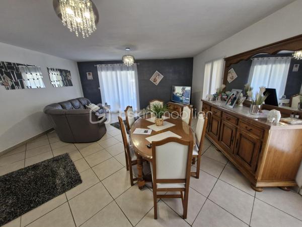 Venez découvrir cette charmante maison traditionnelle de 145m2 sur son terrain clos de 2224m2 dans un environnement calme au coeur de Mouleydier.
Au rez-de-chaussée, vous disposerez d'une belle entrée avec placard desservant sur votre droite à un beau et lumineux espace de vie composé d'un salon, avec sa climatisation, de 38m2 communiquant avec une cuisine aménagée et équipée, sur votre gauche, une suite parentale avec salle d'eau et un dressing, une seconde chambre avec placard, un cellier et un WC séparé.
A l'étage vous disposerez d'un couloir, avec climatisation, desservant deux chambres avec placards, d'un bureau, d'une salle d'eau et d'un WC séparé.
Pour la partie extérieure, vous bénéficierez d'une terrasse couverte ainsi qu'une cuisine d'été d'environ 40m2 avec un four à pain pour vous permettre de profiter de moments conviviaux entre amis ou en famille.
Le jardin est entièrement clos vous y trouverez également un garage donnant accès au cellier et également un car-port.
Le bien se situe à Mouleydier, à 5min de ses commerces et à 15min de Bergerac.
Le système de chauffage est électrique.
L'assainissement se fait par le tout à l'égout.
Ce qu'on aime : le double vitrage, la maison est récente, le jardin clos, l'environnement calme, le garage et le car-port, proche des commodités, les volumes....
Disponible pour votre projet immobilier, je m'adapte à votre agenda pour visiter...