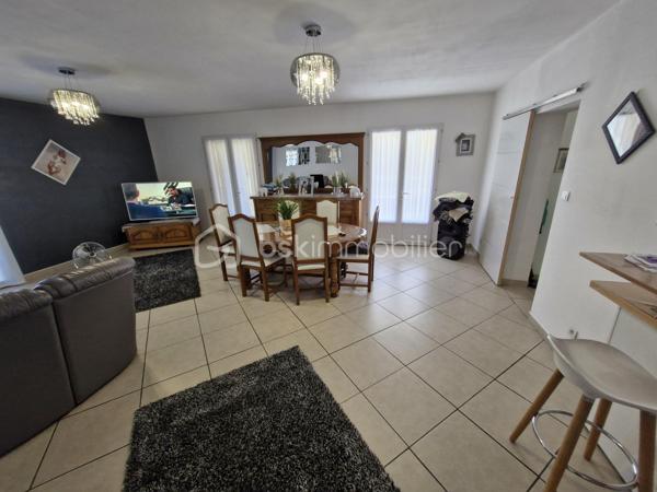 Venez découvrir cette charmante maison traditionnelle de 145m2 sur son terrain clos de 2224m2 dans un environnement calme au coeur de Mouleydier.
Au rez-de-chaussée, vous disposerez d'une belle entrée avec placard desservant sur votre droite à un beau et lumineux espace de vie composé d'un salon, avec sa climatisation, de 38m2 communiquant avec une cuisine aménagée et équipée, sur votre gauche, une suite parentale avec salle d'eau et un dressing, une seconde chambre avec placard, un cellier et un WC séparé.
A l'étage vous disposerez d'un couloir, avec climatisation, desservant deux chambres avec placards, d'un bureau, d'une salle d'eau et d'un WC séparé.
Pour la partie extérieure, vous bénéficierez d'une terrasse couverte ainsi qu'une cuisine d'été d'environ 40m2 avec un four à pain pour vous permettre de profiter de moments conviviaux entre amis ou en famille.
Le jardin est entièrement clos vous y trouverez également un garage donnant accès au cellier et également un car-port.
Le bien se situe à Mouleydier, à 5min de ses commerces et à 15min de Bergerac.
Le système de chauffage est électrique.
L'assainissement se fait par le tout à l'égout.
Ce qu'on aime : le double vitrage, la maison est récente, le jardin clos, l'environnement calme, le garage et le car-port, proche des commodités, les volumes....
Disponible pour votre projet immobilier, je m'adapte à votre agenda pour visiter...